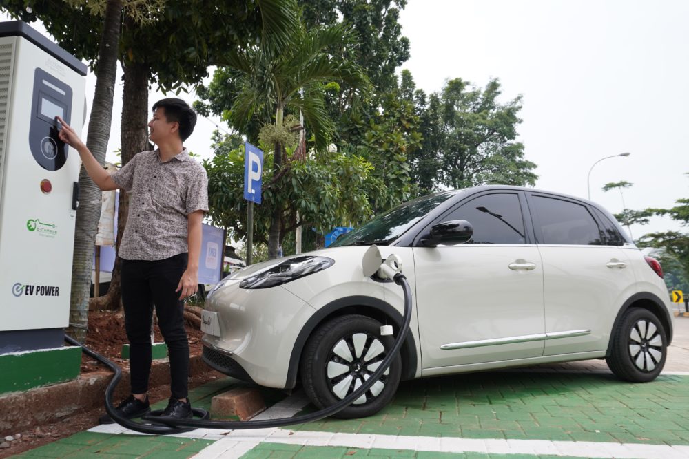 Tegaskan Komitmen Bangun Ekosistem EV, Wuling Resmikan 6 Titik DC Charging. Ada Dua di Rest Area Trans Jawa