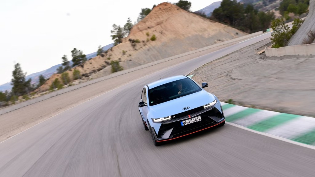 Hyundai Uji Performa Tinggi IONIQ 5 N di Sirkuit Parcmotor Castellolí, Barcelona