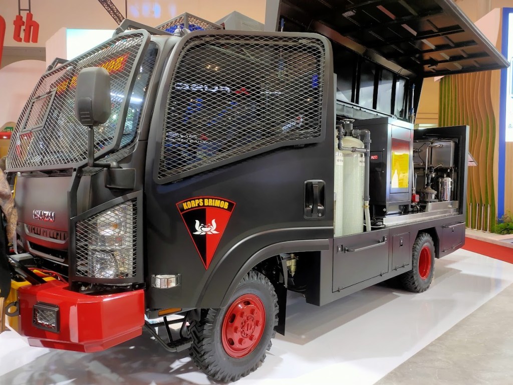 Inovasi Kendaraan Water Treatment, Kolaborasi Isuzu dan Brimob Pamerkan Unit Truk untuk Pasok Air Bersih di GIIAS&nbsp;2024